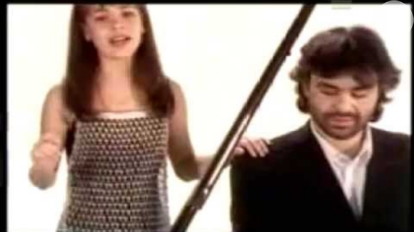 Sandy cantou com Andrea Bocelli pela primeira vez quando tinha apenas 14 anos