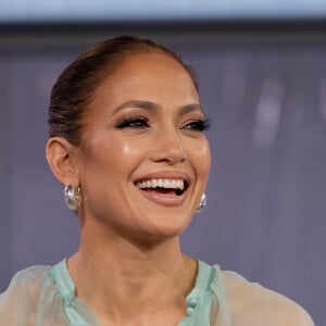 Jennifer Lopez só come alimentos orgânicos e toma água durante todo o seu dia