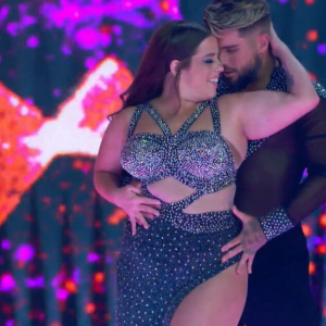 Tati Machado surgiu com vestido recortado para dançar bachata