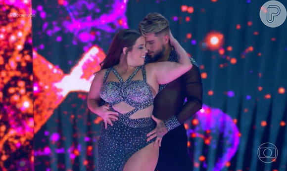 Tati Machado surgiu com vestido recortado para dançar bachata