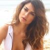 Thaila Ayala esbanjou sensualidade ao fazer ensaio na praia