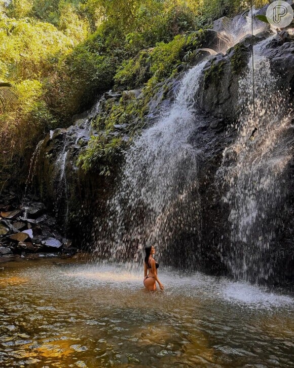 Rafa Kalimann apareceu deslumbrante em um biquíni fio-dental cintura alta em meio à cachoeira