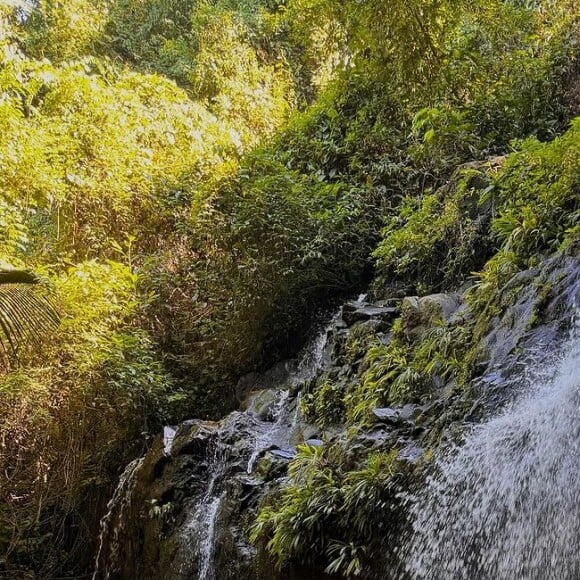 Rafa Kalimann apareceu deslumbrante em um biquíni fio-dental cintura alta em meio à cachoeira