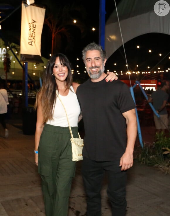 Marcos Mion afirmou que a mulher, Suzana Gullo, se incomodou ao vê-lo beijar Leonardo Brício em peça de teatro