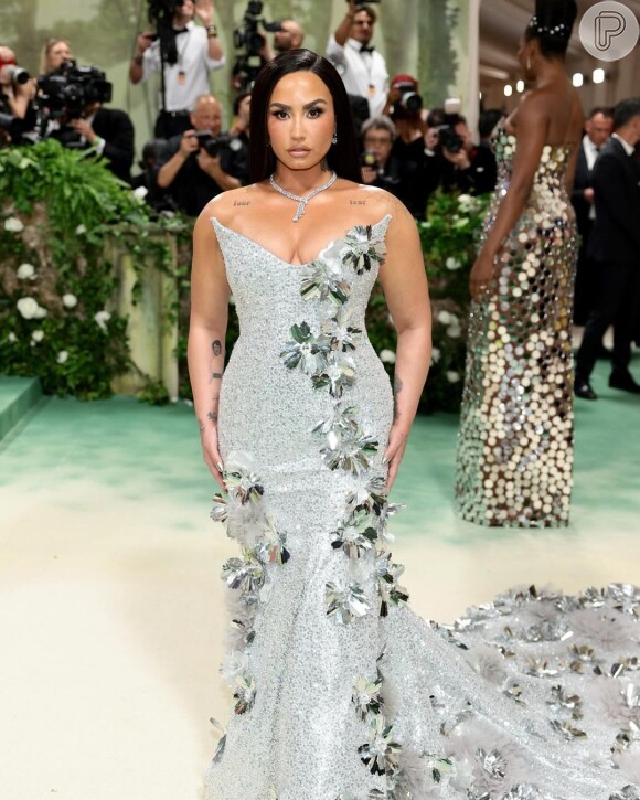 Demi Lovato no Met Gala no início de maio, coordenado por Anna Wintour