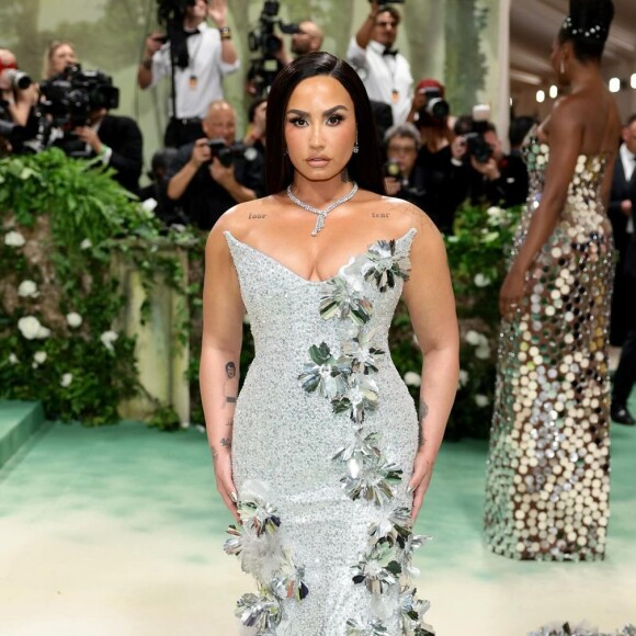 Demi Lovato no Met Gala no início de maio, coordenado por Anna Wintour