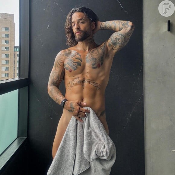 Desta vez, Maluma posou completamente nu em uma foto ousada, se cobrindo apenas com uma toalha