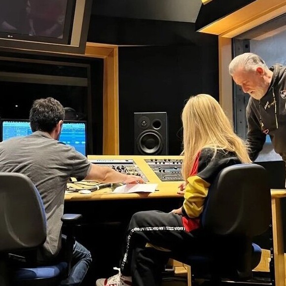 Eliana em estúdio de gravações: internautas teorizam motivo da loira supostamente ter voltado para a música