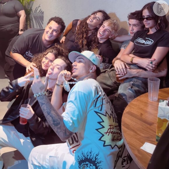 Maísa Silva e Veigh são fotografados em encontro com amigos, incluindo Bruna Marquezine, João Guilherme, Marina Sena, Juliano Floss e outros