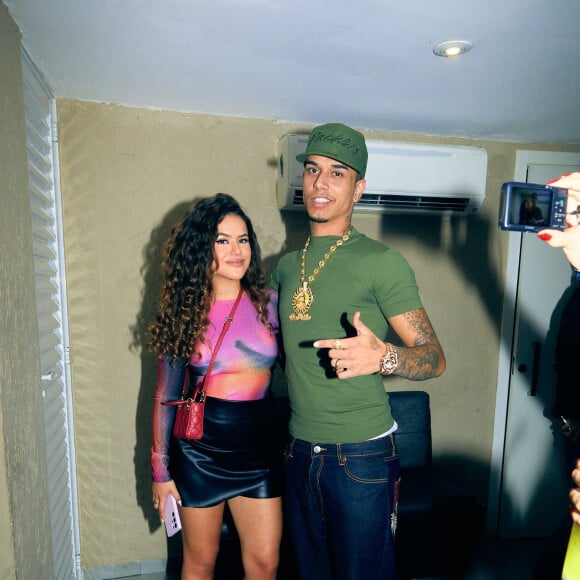 Maísa Silva e Veigh aparecem juntos em bastidor de show do rapper