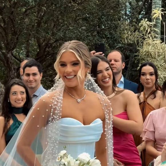 Isabella Santoni, 29, e Henrique Blecher, 47, se casaram no Rio de Janeiro na tarde deste sábado, 8 de junho de 2024