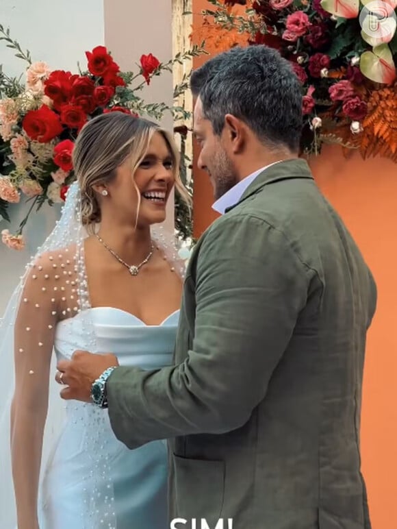 Isabella Santoni, 29, e Henrique Blecher, 47, se casaram no Rio de Janeiro na tarde deste sábado, 8 de junho de 2024