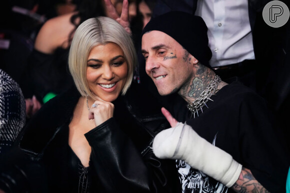 Kourtney Kardashian postou foto com frasco de sangue de Travis Barker