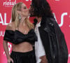 Danielle Winits trocou beijos com o marido, André Gonçalves, na pré-estreia do filme 'Avassaladoras 2.0'