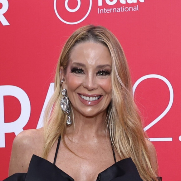 Danielle Winits deixou a barriga de fora no lançamento do filme 'Avassaladoras 2.0' em shopping do Rio de Janeiro