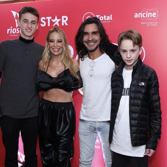 Danielle Winits posou para fotos com os filhos e o marido, André Gonçalves. Noah é filho de Cássio Reis e Guy, de Jonatas Faro