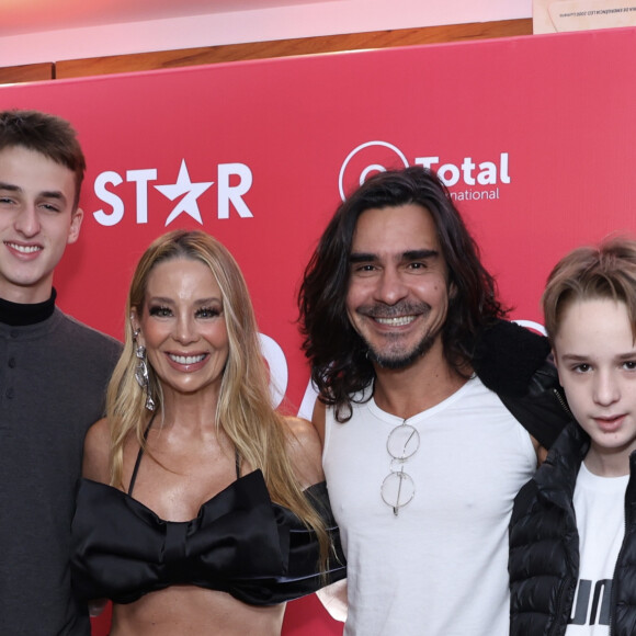 Filhos de Danielle Winits foram ao cinema com a mãe e com o marido da atriz, André Gonçalves