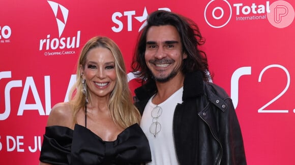 Danielle Winits levou os filhos, Noah e Guy, e o marido, André Gonçalves, à pré-estreia de filme no Rio de Janeiro