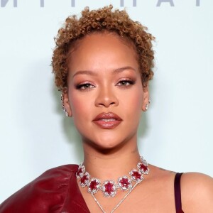 Rihanna mostra cabelos naturais em lançamento de nova marca de seu império bilionário. Veja fotos!