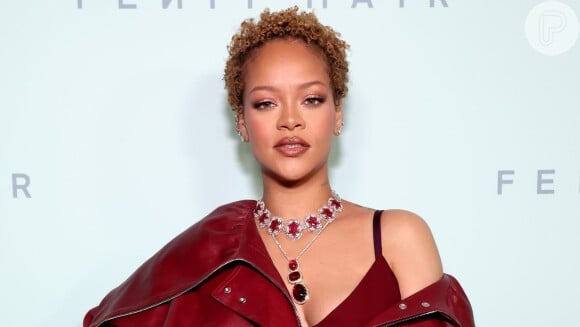 Rihanna mostra cabelos naturais em lançamento de nova marca de seu império bilionário. Veja fotos!