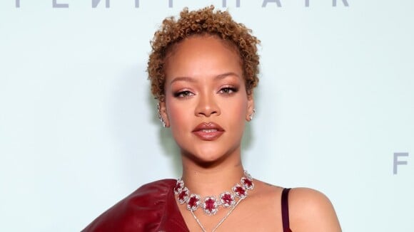 Rihanna faz rara aparição com cabelo curtinho natural para lançar nova marca de seu 'império bilionário de beleza'. Fotos!