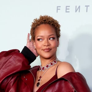 Rihanna chamou atenção ao surgir com seus cabelos naturais no evento, bem curtinhos e descoloridos