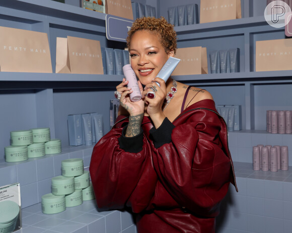 No local, Rihanna fez demonstrativo dos seus produtos, deu entrevistas e posou para fotos