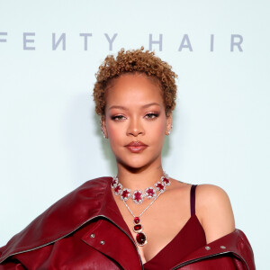 Além da Fenty Hair, Rihanna é dona de um império bilionário de marcas, com a Fenty Beauty, Fenty Skin e Savage X Fenty