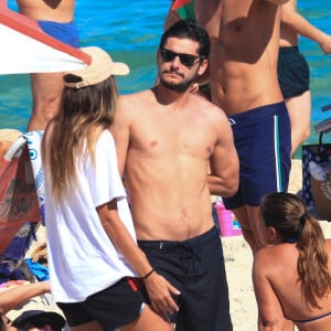 Bruno Gissoni conversou com amigos na praia