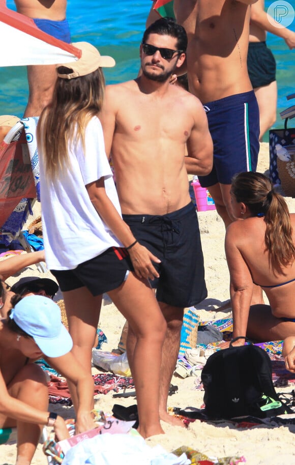 Bruno Gissoni conversou com amigos na praia