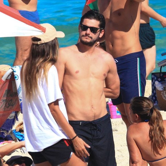 Bruno Gissoni conversou com amigos na praia