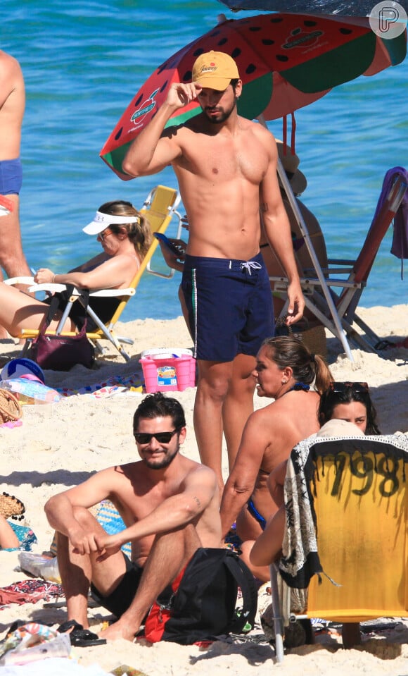 Os irmãos Rodrigo Simas e Bruno Gissoni esbanjaram beleza na praia da Barra da Tijuca, no Rio