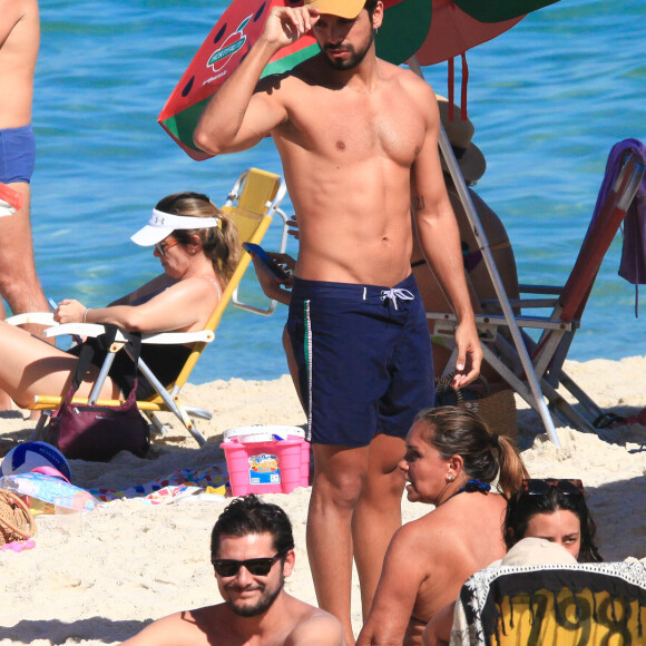 Os irmãos Rodrigo Simas e Bruno Gissoni esbanjaram beleza na praia da Barra da Tijuca, no Rio