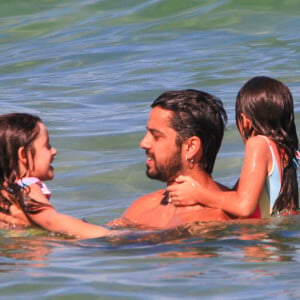 Rodrigo Simas brincou com a sobrinha, Madalena, e uma amiguinha no mar do Rio