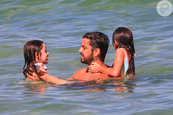 Rodrigo Simas brincou com a sobrinha, Madalena, e uma amiguinha no mar do Rio