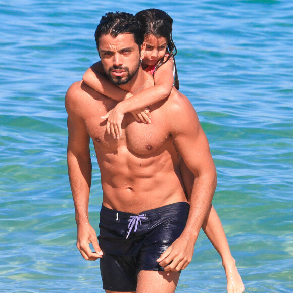 A barriga sarada de Rodrigo Simas impressionou nas fotos