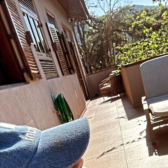 Preta Gil encantou os fãs, neste sábado (15), ao mostrar registros do momento em que tomava sol na varanda de sua casa luxuosa, no Rio de Janeiro