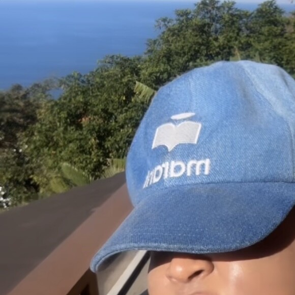 Preta Gil topless! Cantora usou a mão para tapar parte dos seios