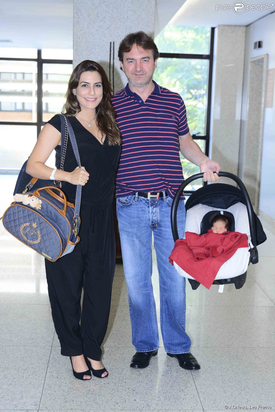 Ticiana Villas Boas deixa hospital ao lado do marido e mostra rosto do filho recém-nascido, neste sábado, 24 de janeiro de 2015
