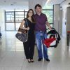 Ticiana Villas Boas deixa hospital ao lado do marido e mostra rosto do filho recém-nascido