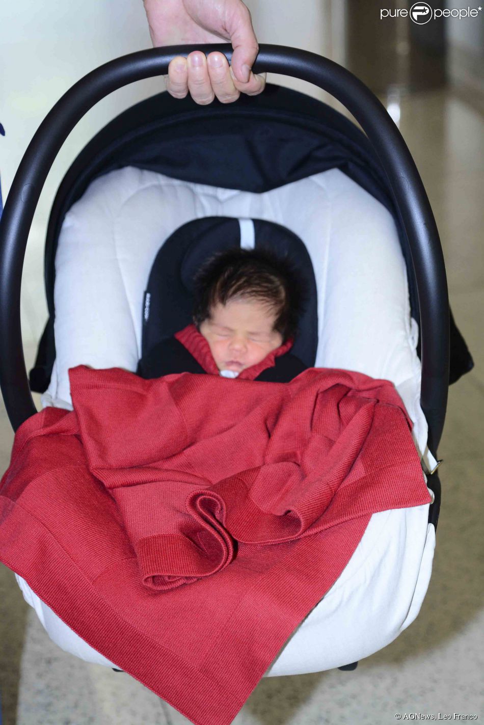 Ao deixar o hospital Ticiana Villas Boas mostrou o rosto do filho recém-nascido, Joesley Filho