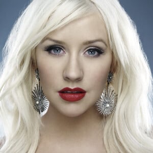 Christina Aguilera viveu momentos conturbados entre 2010 e 2011. Além da prisão, ela enfrentou separação, fracasso de um álbum e errou a letra do hino nacional no Super Bowl