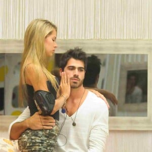 Ainda no 'BBB 11', Adriana Sant'anna emplacou um namoro com o modelo Rodrigão, que quase chegou na final do reality