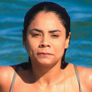 Lexa curtiu o calor da Barra da Tijuca e se refrescou na praia com um biquíni verde e cinza