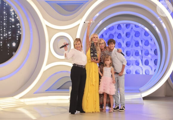 Eliana em seu último programa no SBT foi visitada pela família: mãe (Eva), irmã (Helena) e filhos (Arthur e Manuela)