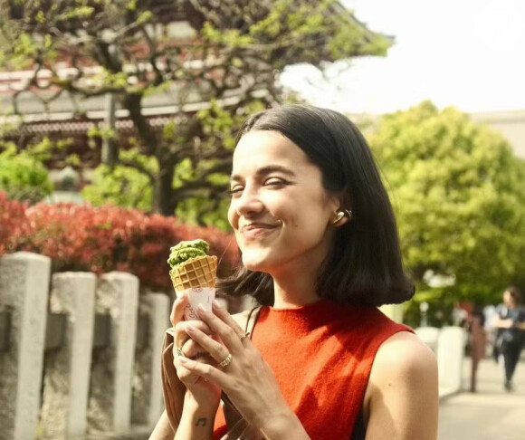 Manu Gavassi experimenta sorvete em Tóquio, no Japão