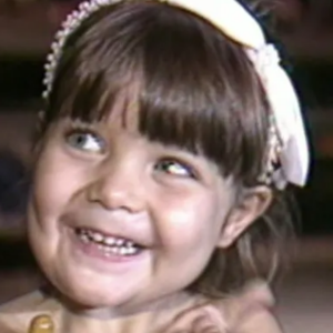 Nos anos 80, essa menina fofíssima era apenas a filha de uma estrela; hoje com 40 anos, é uma cantora famosa. Reconhece?