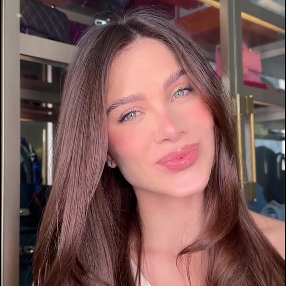 Flavia Pavanelli inicia o vídeo produzida e maquiada e, em seguida, mostra o rosto real