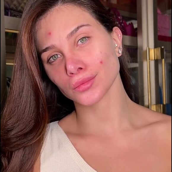 Flavia Pavanelli recebeu elogios após mostrar a pele real em vídeo do TikTok