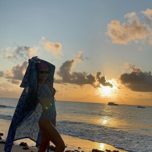 Maiara exibiu seu corpo magro em fotos curtindo o nascer do sol bastante plena